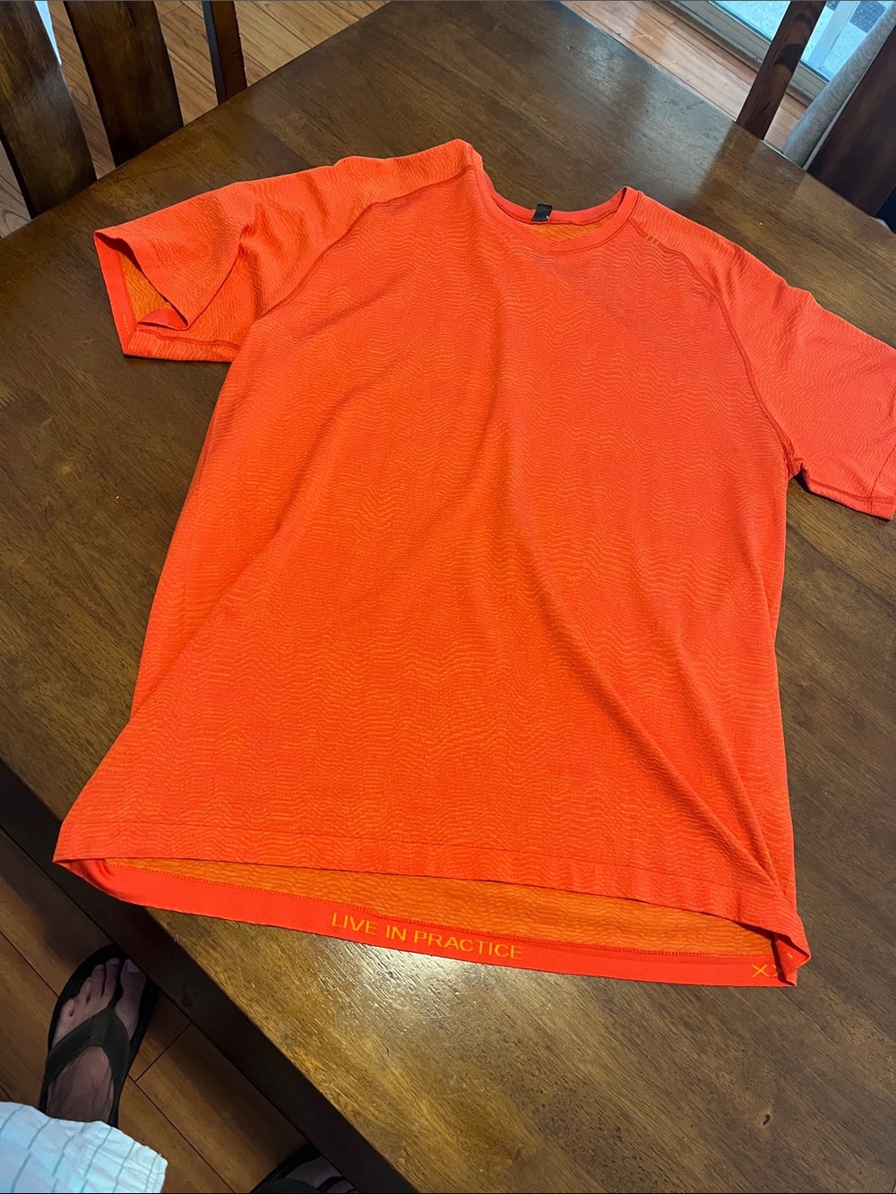 Lululemon metal vent 4 way stretch. Orange and light wave